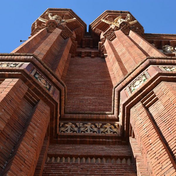 Barcelona.- Arc del Triomf d'estil neomudèjar fet de maó va ser dissenyat per Josep Vilaseca per la Exposició Universal de Barcelona de 1888 (12/2014)