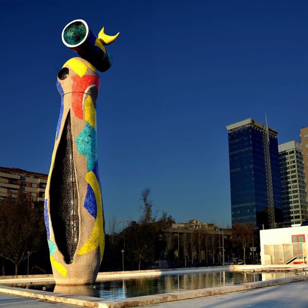 Barcelona.- "Dona i Ocell" Escultura revestida de ceràmica de Joan Miró de 22 Mts. d'alçada construïda entre 1981/1982 (2/2015)