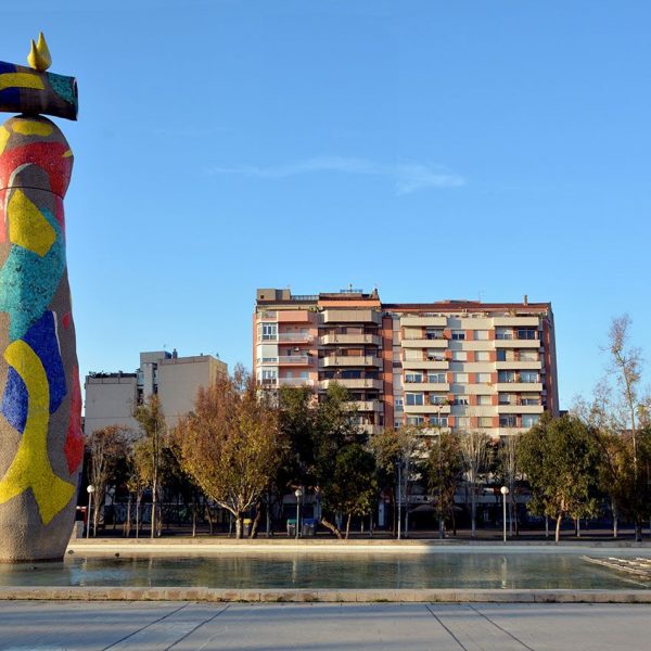 Barcelona.- "Dona i Ocell" Escultura revestida de ceràmica de Joan Miró de 22 Mts. d'alçada construïda entre 1981/1982 (2/2015)