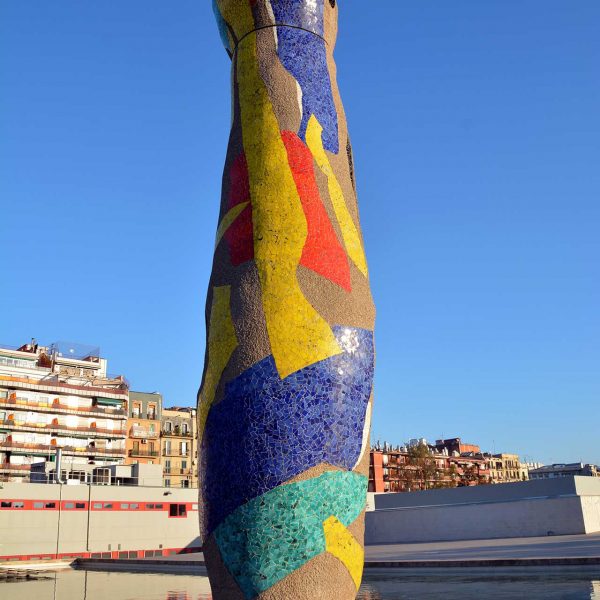 Barcelona.- "Dona i Ocell" Escultura revestida de ceràmica de Joan Miró de 22 Mts. d'alçada construïda entre 1981/1982 (2/2015)