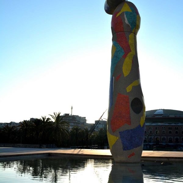 Barcelona.- "Dona i Ocell" Escultura revestida de ceràmica de Joan Miró de 22 Mts. d'alçada construïda entre 1981/1982 (2/2015)