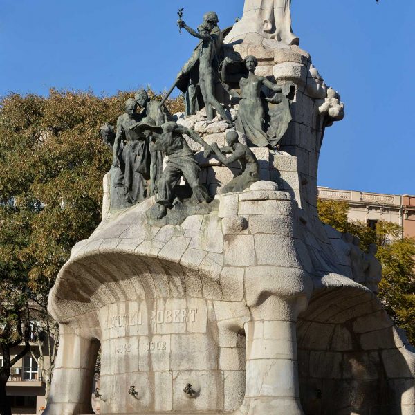 Barcelona.- Monument al Dr. Robert, metge, polític i alcalde de Barcelona amb la base constituïda per una font on hi figuren les dades de naixement i mort (1842-1902)