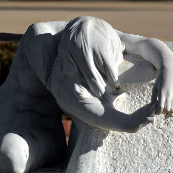 Barcelona.- "Desconsol". El perfecte posat enalteix el simbolisme de l'obra de Josep Llimona. L'original es troba al Museu Nac. d'Art de Catalunya (12/2014)