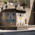 Barcelona.- Font de Santa Anna del 1356, al Portal de l'Àngel. De forma octogonal va perdre tres costats al ser adossada al palau Pignatelli. (5/2016)