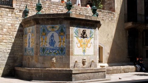 Barcelona.- Font de Santa Anna del 1356, al Portal de l'Àngel. De forma octogonal va perdre tres costats al ser adossada al palau Pignatelli. (5/2016)