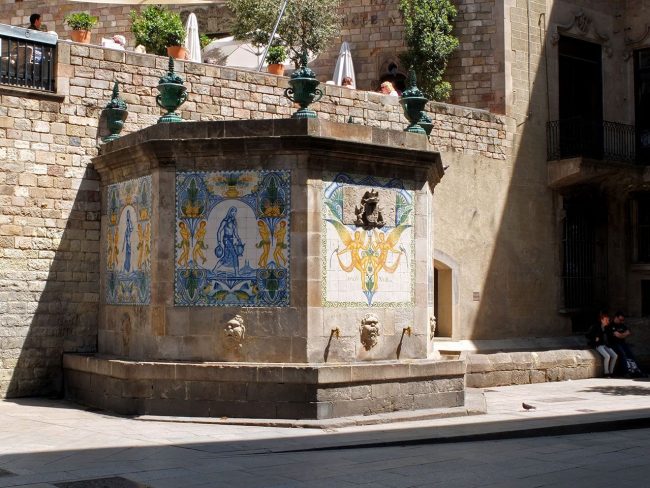 Barcelona.- Font de Santa Anna del 1356, al Portal de l'Àngel. De forma octogonal va perdre tres costats al ser adossada al palau Pignatelli. (5/2016)