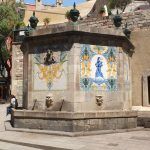 Barcelona.- Font de Santa Anna del 1356, al Portal de l'Àngel. De forma octogonal va perdre tres costats al ser adossada al palau Pignatelli. (5/2016)