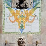 Barcelona.- Font de Santa Anna del 1356, al Portal de l'Àngel. L'any 1918 va ser decorada amb plafons ceràmics per José Aragay (5/2015)