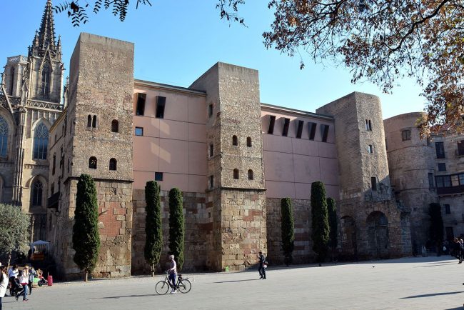 Barcelona.- Muralla romana dels S. III/IV . Tenia nou mts. d'alçada i un perímetre entre 1220 i 1350 mts. Comptava amb 18 torres (3/2015)