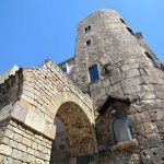 Barcelona.- Muralla romana dels S. III/IV . Torre rodona que tancava l'actual Portal Nou i arc del desaparegut aqüeducte entrant dins la torre (3/2015)