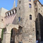 Barcelona.- Muralla romana dels S. III/IV . Torre rodona que tancava l'actual Portal Nou i arc del desaparegut aqüeducte entrant dins la muralla (3/2015)