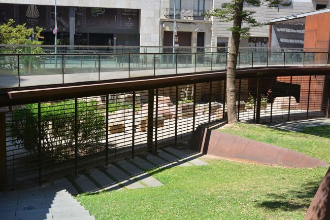 Barcelona.- Via Sepulcral romana, S. I /III dC. a la Pl. de la Vila de Madrid. Correspon a un camí que comunicava Barcino amb l'actual Sarrià. (6/2015)