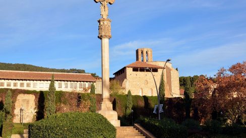 Barcelona.-Creu de Pedralbes. Erigida l'any 1946 per la Junta Diocesana d'Acció Catòlica com a desagravi de les creus desrtruïdes per la guerra (12/2014)