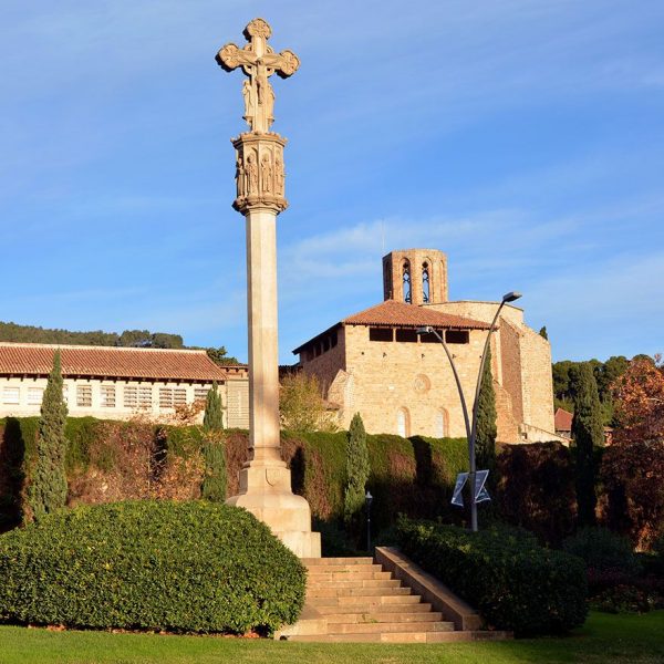 Barcelona.-Creu de Pedralbes. Erigida l'any 1946 per la Junta Diocesana d'Acció Catòlica com a desagravi de les creus desrtruïdes per la guerra (12/2014)