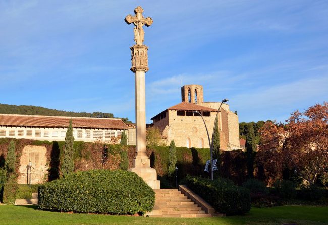 Barcelona.-Creu de Pedralbes. Erigida l'any 1946 per la Junta Diocesana d'Acció Catòlica com a desagravi de les creus desrtruïdes per la guerra (12/2014)