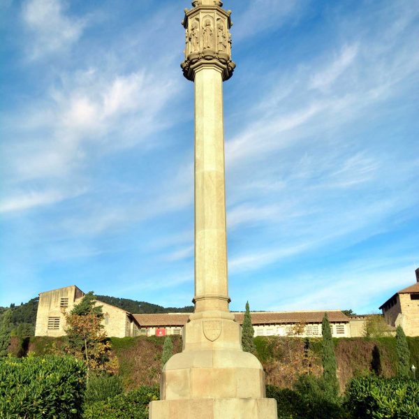 Barcelona.-Creu de Pedralbes. Erigida l'any 1946 per la Junta Diocesana d'Acció Catòlica com a desagravi de les creus desrtruïdes per la guerra (12/2014)