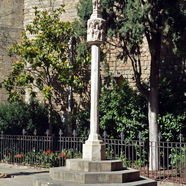 Barcelona.- Creu de la Plaça de Santa Anna. Es una còpia de la creu d'Almatret del 1608. La original va ser restituïda l'any 2005 (2/2015)