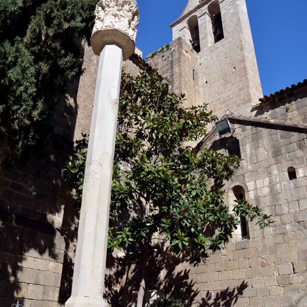 Barcelona.- Creu de la Plaça de Santa Anna. Es una còpia de la creu d'Almatret del 1608. La original va ser restituïda l'any 2005 (2/2015)