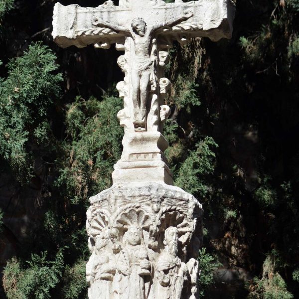 Barcelona.- Creu de la Plaça de Santa Anna. Es una còpia de la creu d'Almatret del 1608. La original va ser restituïda l'any 2005 (2/2015)