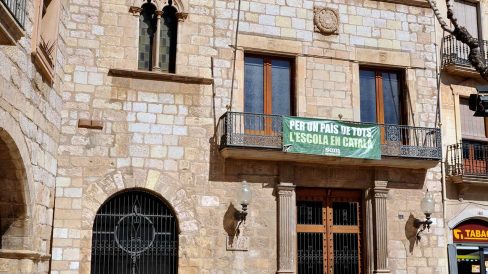 Montblanc.- Ajuntament, S. XIII/XIV. Portalada flanquejada per columnes toscanes i a mitja façana figura l’escut de la ciutat i una finestra coronella (3/2014)