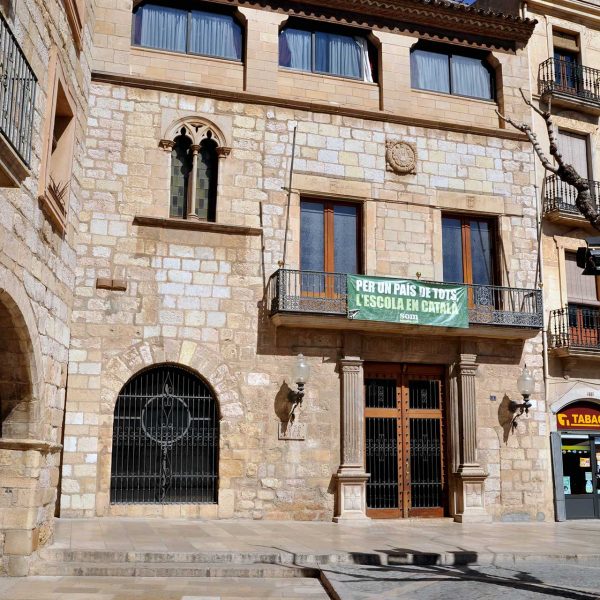 Montblanc.- Ajuntament, S. XIII/XIV. Portalada flanquejada per columnes toscanes i a mitja façana figura l’escut de la ciutat i una finestra coronella (3/2014)