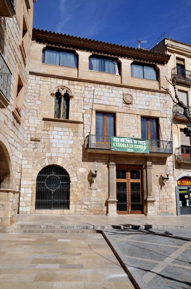 Montblanc.- Ajuntament, S. XIII/XIV. Portalada flanquejada per columnes toscanes i a mitja façana figura l’escut de la ciutat i una finestra coronella (3/2014)