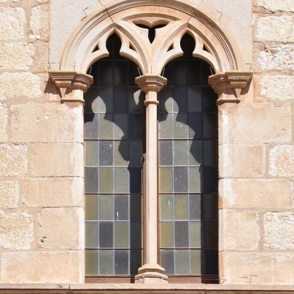 Montblanc.- Ajuntament dels S. XIII/XIV. Finestra coronella d’arcs trilobulats de la façana (3/2014)