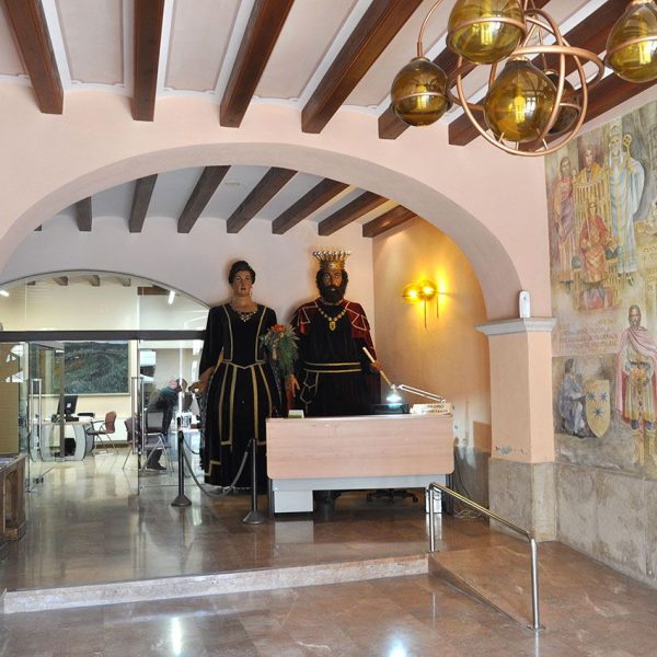 Montblanc.- Ajuntament dels S. XIII/XIV. Vista del vestíbul amb el mural dels esdeveniments històrics més importants del municipi (4/2014)