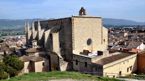 Montblanc.- Església gòtica de Santa Maria, S.XIV d’una sola nau, capelles laterals i coberta per volta de creueria ogival. (4/2014)