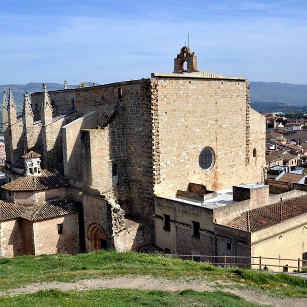 Montblanc.- Església gòtica de Santa Maria, S.XIV d’una sola nau, capelles laterals i coberta per volta de creueria ogival. (4/2014)