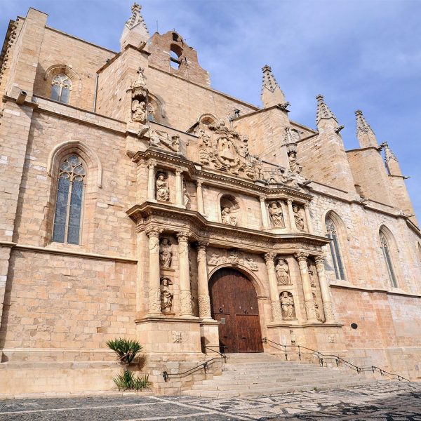 Montblanc.- Església gòtica de Santa Maria, S. XIV. La portalada del S. XVII de tres nivells ornamentada amb apòstols, àngels, la Verge i Sant Crist (3/2014)