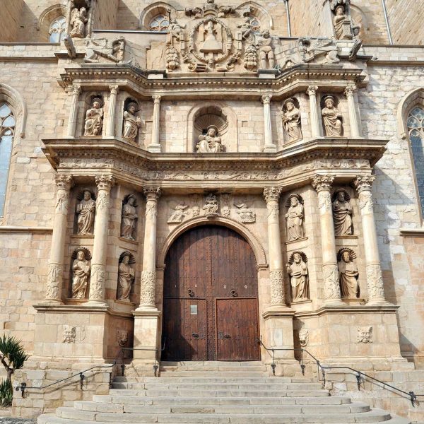 Montblanc.- Església gòtica de Santa Maria, S. XIV. La portalada del S. XVII de tres nivells ornamentada amb apòstols, àngels, la Verge i Sant Crist (3/2014)