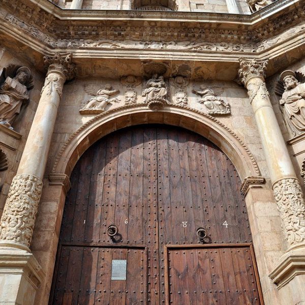 Montblanc.-Església gòtica de Santa Maria, S. XIV. Nivell inferior de la façana on figuren quatre dels vuit apòstols situats en dos pisos (3/2014)