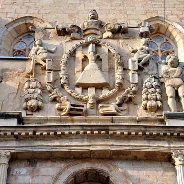 Montblanc.-Església gòtica de Santa Maria, S. XIV. Nivell superior de la façana on figuren varies figures i ornaments variats (3/2014)