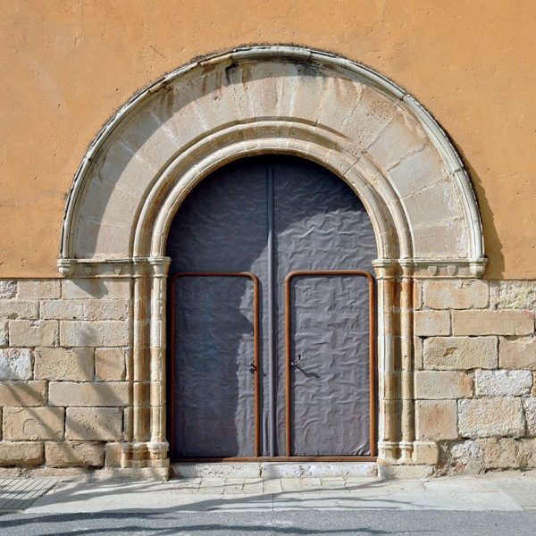 Montblanc.- Església del Convent dels Mercedaris de l’any 1340 d’origen romànic amb la portalada adovellada d’arc de mig punt (3/2014)