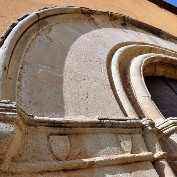 Montblanc.- Església del Convent dels Mercedaris de l’any 1340 d’origen romànic amb la portalada adovellada d’arc de mig punt (3/2014)