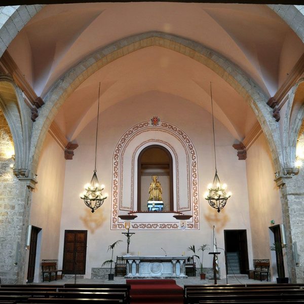 Montblanc.- Església del Convent dels Mercedaris de l’any 1340 d’origen romànic d’una nau amb capelles laterals amb la coberta sostinguda per arcs diafragmàtics (3/2014)