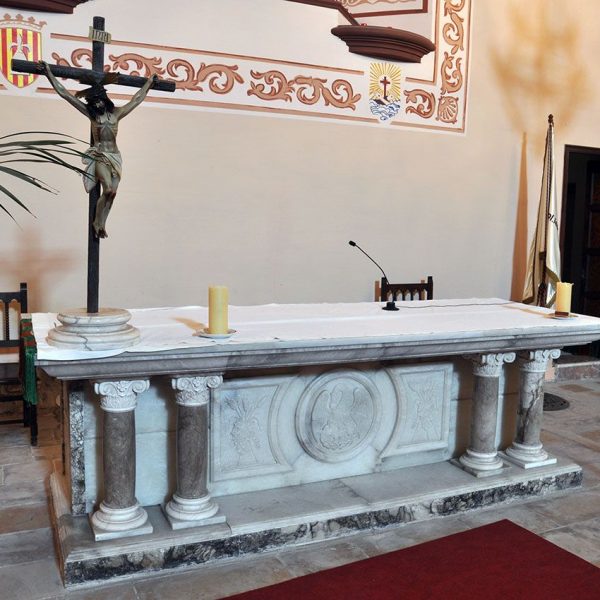 Montblanc.- Església del Convent dels Mercedaris de l’any 1340 d’origen romànic - Altar de marbre ornamentat amb columnes i capitells (3/2014)