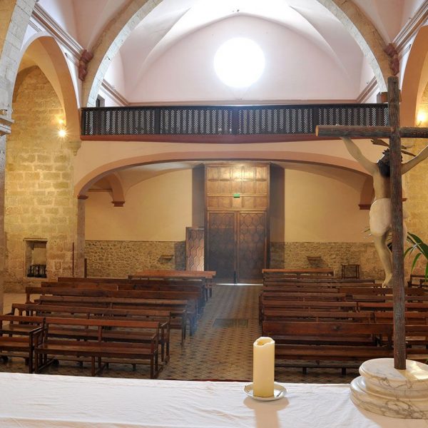 Montblanc.- Església del Convent dels Mercedaris de l’any 1340 d’origen romànic - Vista dels peus de la nau amb el cor ocupant un dels trams (3/2014)