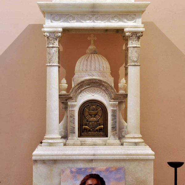 Montblanc.- Església del Convent dels Mercedaris de l’any 1340 d’origen romànic - Vista del sagrari de marbre blanc en forma de temple (3/2014)