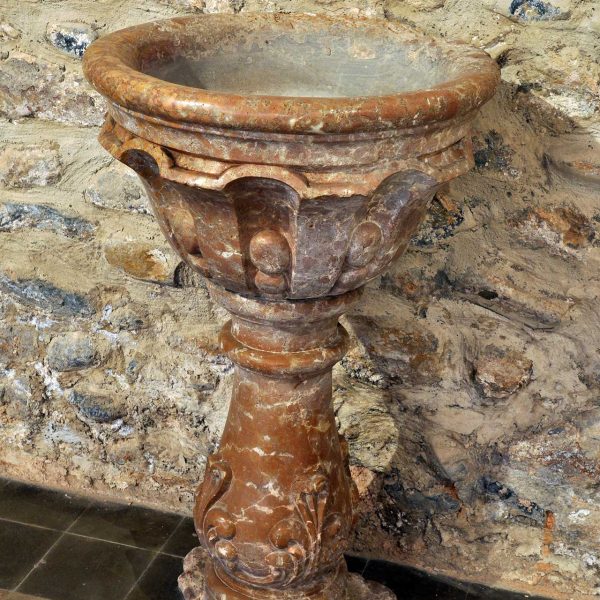 Montblanc.- Església del Convent dels Mercedaris de l’any 1340 d’origen romànic – Pica beneitera de boca circular amb gallons laterals (3/2014)