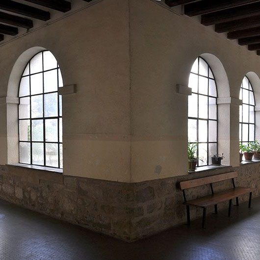 Montblanc.- Convent dels Mercedaris – Claustre de planta quadrada amb arcades de mig punt sense ornamentació. Al centre s’hi troba un pou (3/2014)