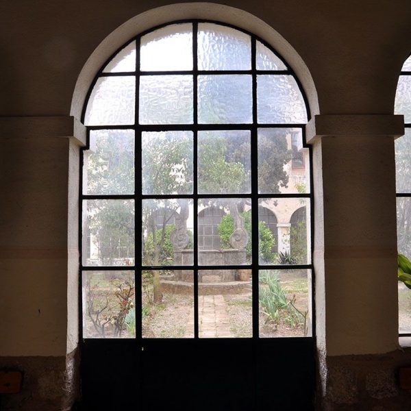 Montblanc.- Convent dels Mercedaris – Claustre de planta quadrada amb arcades de mig punt sense ornamentació. Al centre s’hi troba un pou (3/2014)