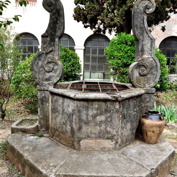 Montblanc.- Convent dels Mercedaris – Pou octogonal situat al punt central del pati amb barana feta de lloses de pedra (3/2014)