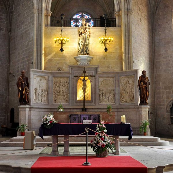 Montblanc.- Església gòtica de Santa Maria, S.XIV. Vista del retaule amb la talla de fusta policromada de la Mare de Déu del Cor del S.XV (4/2014)