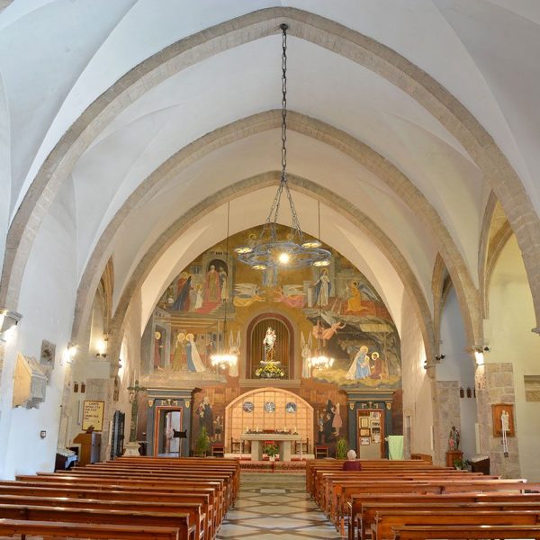 Montblanc.- Santuari Mare de Déu de la Serra, S. XIV. Església gòtica coberta de volta apuntada i capelles laterals (7/2015)