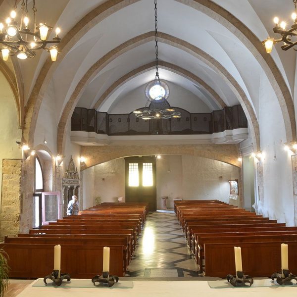 Montblanc.- Santuari Mare de Déu de la Serra, S. XIV. Església gòtica coberta de volta apuntada i capelles laterals (7/2015)