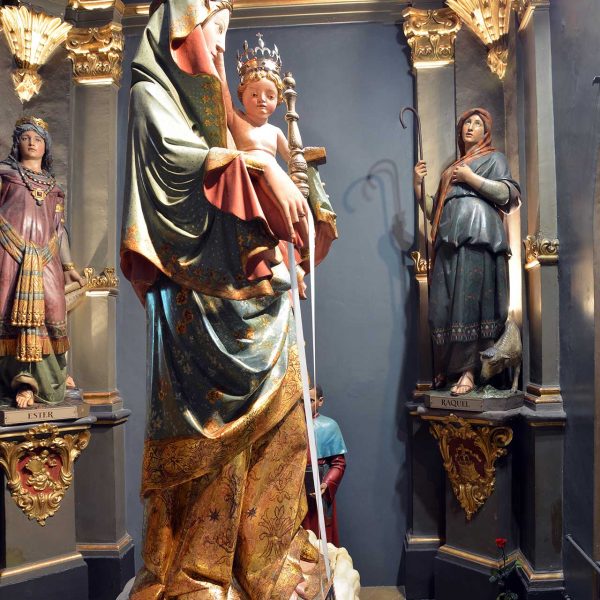 Montblanc.- Santuari Mare de Déu de la Serra del S. XIV. Cambril de la Mare de Déu gòtica d’alabastre policromada del S. XIII (7/2015)