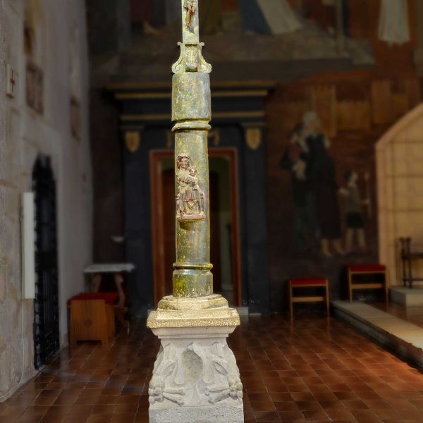 Montblanc.- Santuari Mare de Déu de la Serra del S. XIV. Creu verda romànica del S. XII de pedra policromada. Al fust té gravada la Mare de Déu (7/2015)