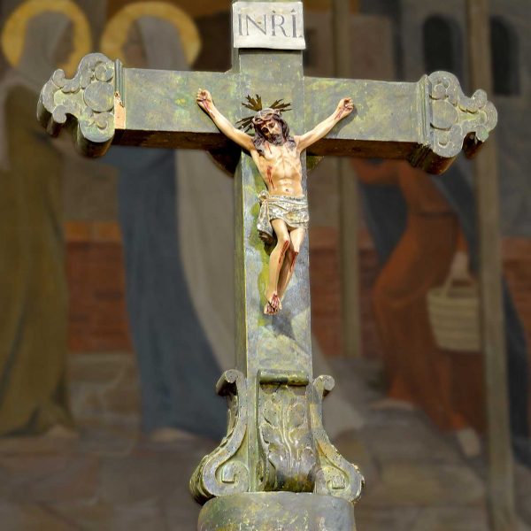 Montblanc.- Santuari Mare de Déu de la Serra del S. XIV. Creu verda romànica del S. XII de pedra policromada. Al fust té gravada la Mare de Déu (7/2015)